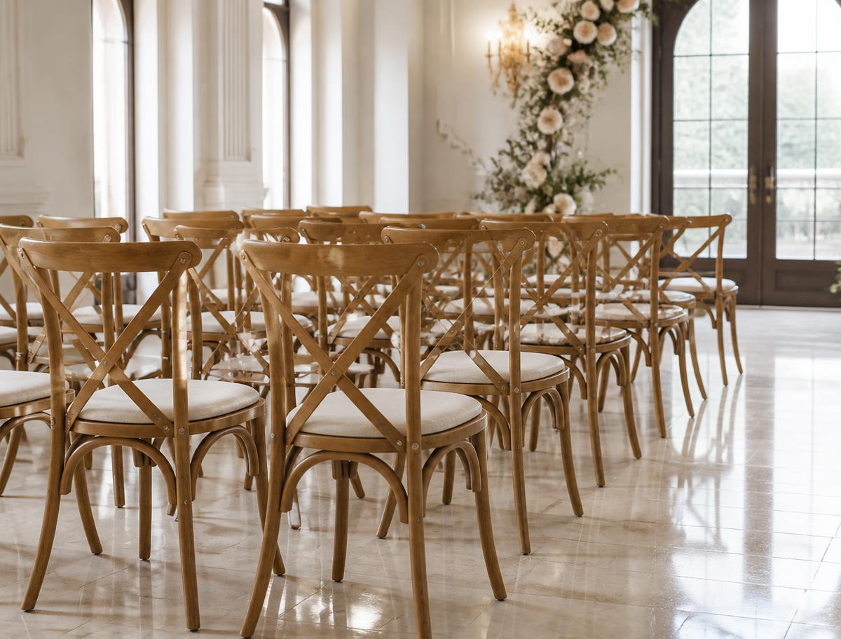 Varias sillas Crossback montadas en un salón para eventos